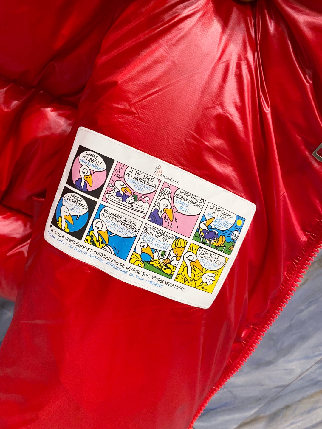 Moncler 蒙口2025秋冬新品发布，蒙口最新款亮光羽绒出货，柜上同步，面料及辅料全部订制，帽子可脱