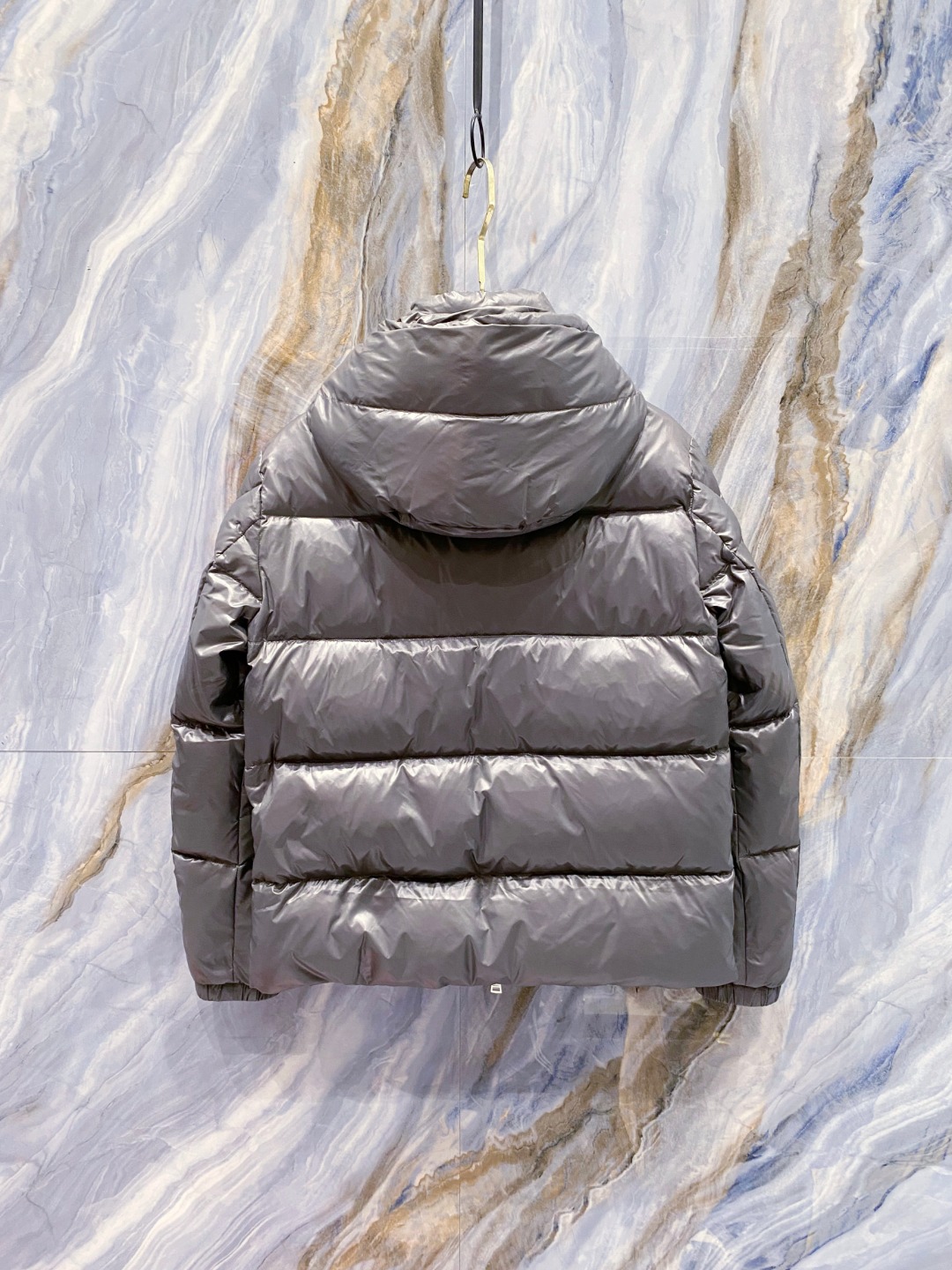Moncler 蒙口2025秋冬新品发布，蒙口最新款亮光羽绒出货，柜上同步，面料及辅料全部订制，帽子可脱