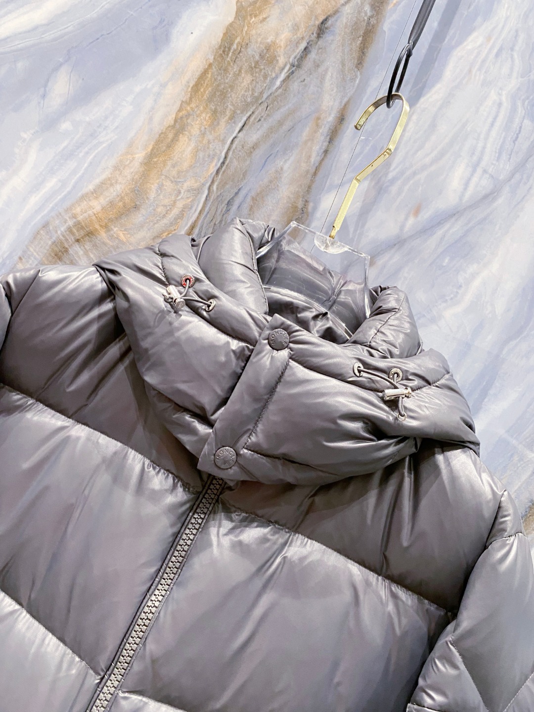 Moncler 蒙口2025秋冬新品发布，蒙口最新款亮光羽绒出货，柜上同步，面料及辅料全部订制，帽子可脱