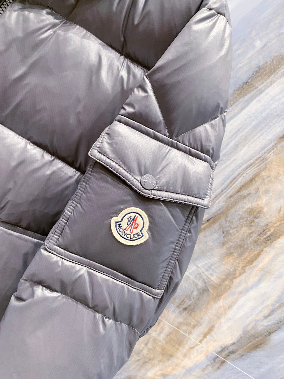Moncler 蒙口2025秋冬新品发布，蒙口最新款亮光羽绒出货，柜上同步，面料及辅料全部订制，帽子可脱