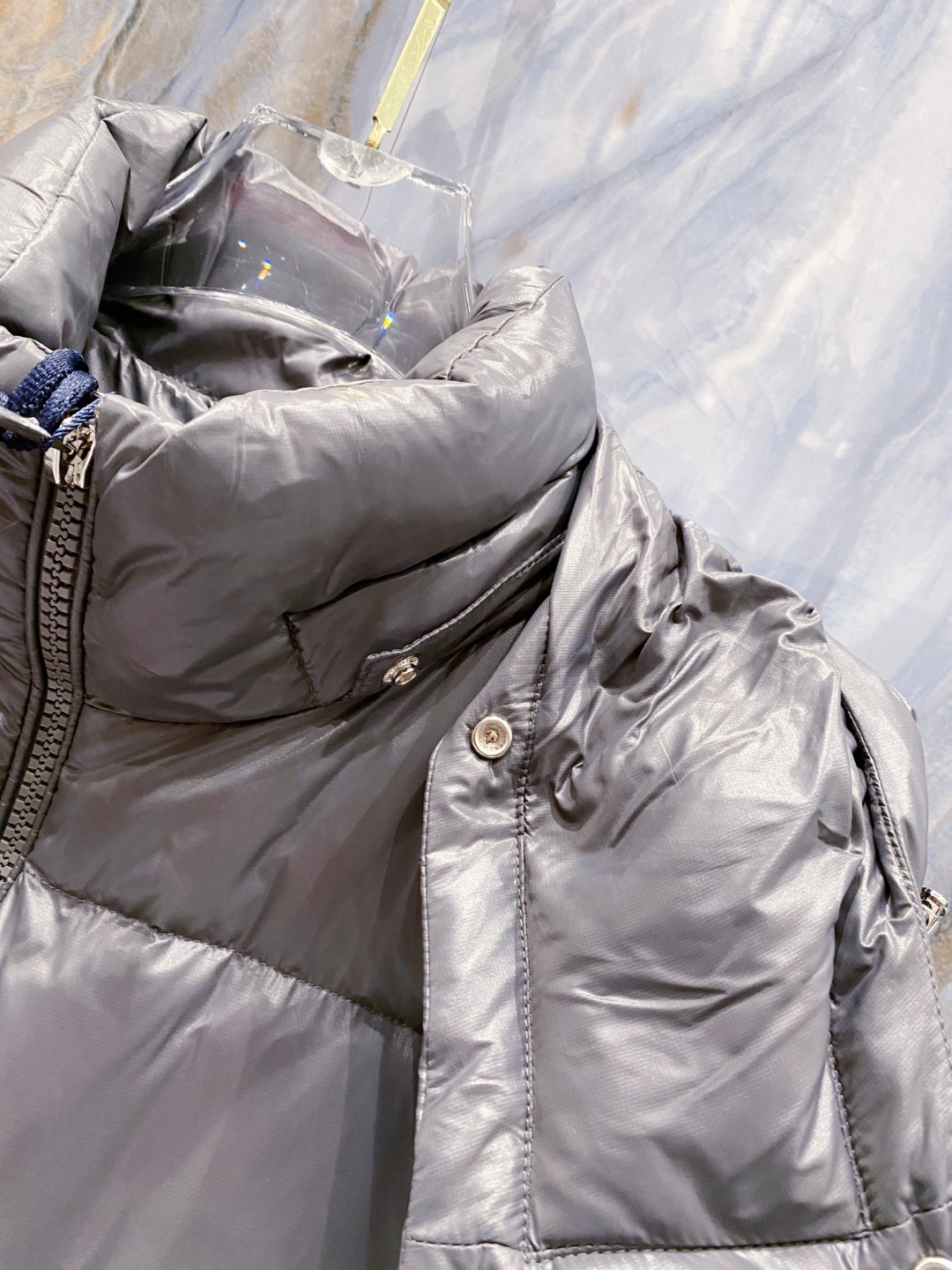 Moncler 蒙口2025秋冬新品发布，蒙口最新款亮光羽绒出货，柜上同步，面料及辅料全部订制，帽子可脱