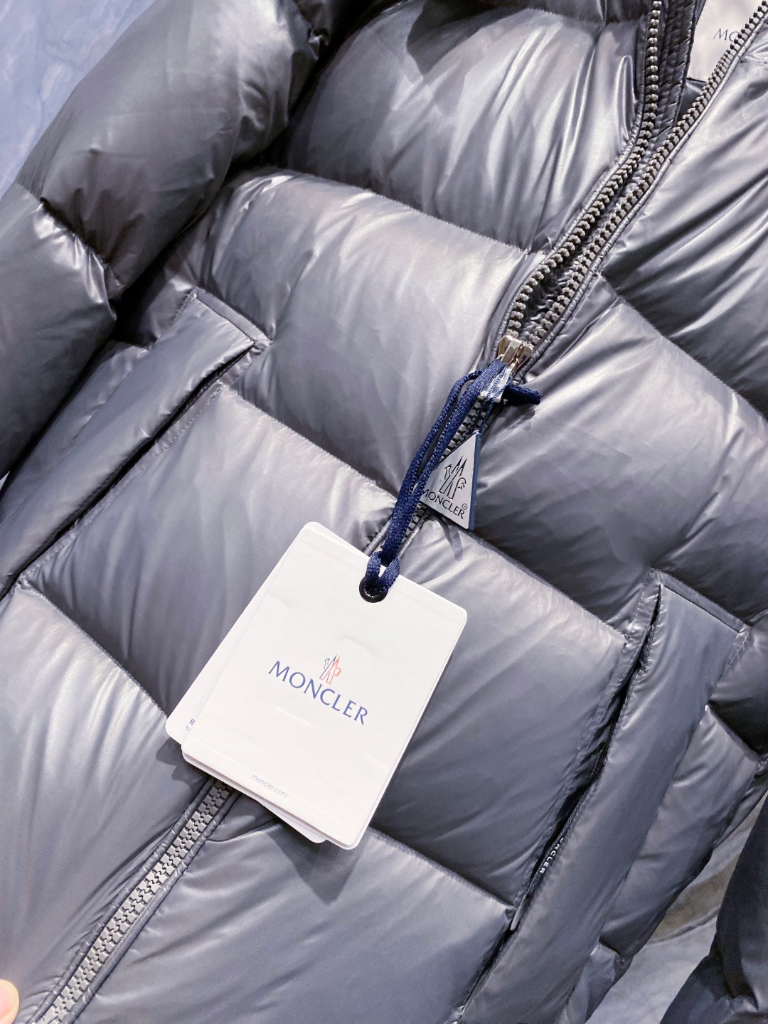 Moncler 蒙口2025秋冬新品发布，蒙口最新款亮光羽绒出货，柜上同步，面料及辅料全部订制，帽子可脱