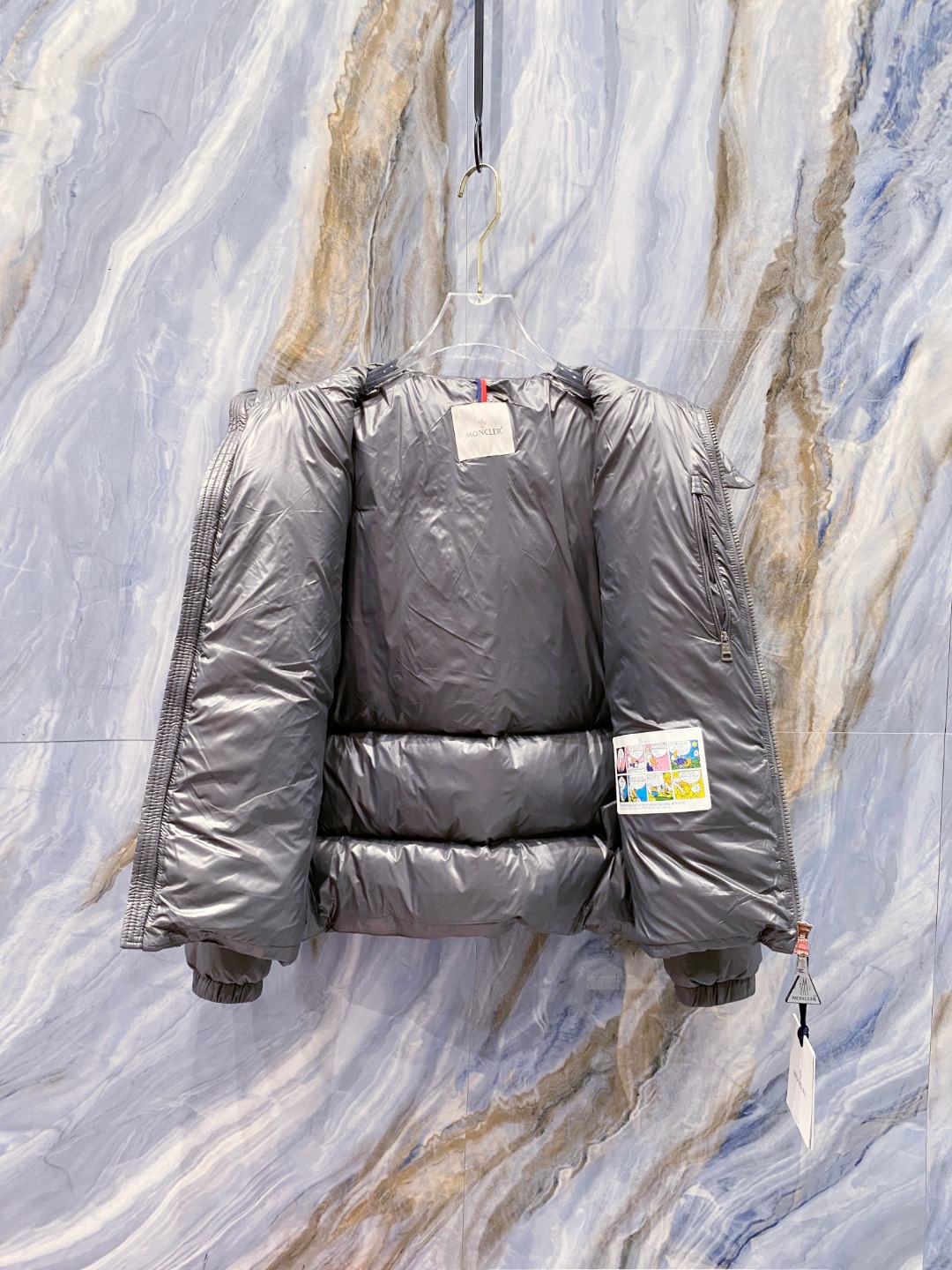 Moncler 蒙口2025秋冬新品发布，蒙口最新款亮光羽绒出货，柜上同步，面料及辅料全部订制，帽子可脱