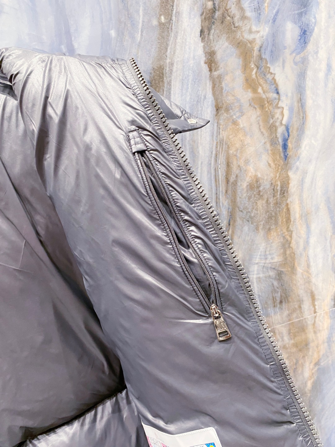 Moncler 蒙口2025秋冬新品发布，蒙口最新款亮光羽绒出货，柜上同步，面料及辅料全部订制，帽子可脱