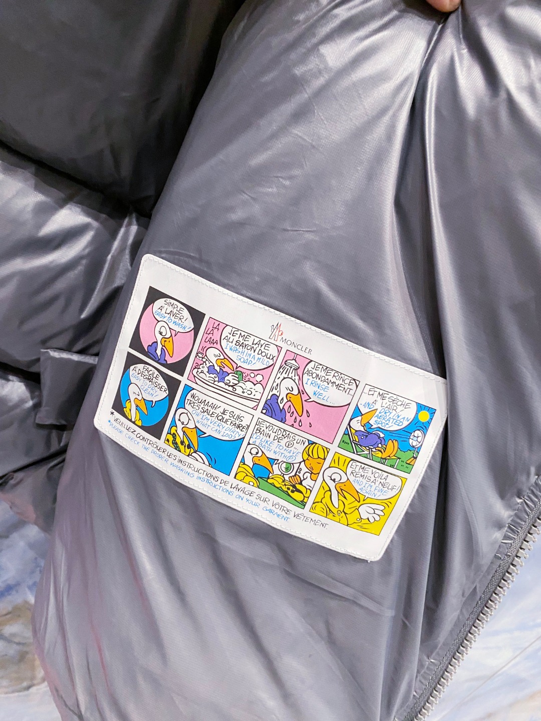 Moncler 蒙口2025秋冬新品发布，蒙口最新款亮光羽绒出货，柜上同步，面料及辅料全部订制，帽子可脱