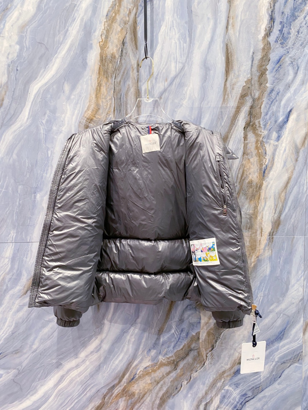 Moncler 蒙口2025秋冬新品发布，蒙口最新款亮光羽绒出货，柜上同步，面料及辅料全部订制，帽子可脱