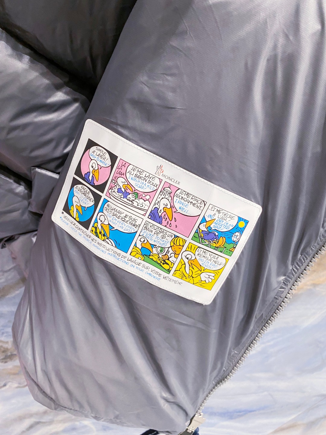 Moncler 蒙口2025秋冬新品发布，蒙口最新款亮光羽绒出货，柜上同步，面料及辅料全部订制，帽子可脱