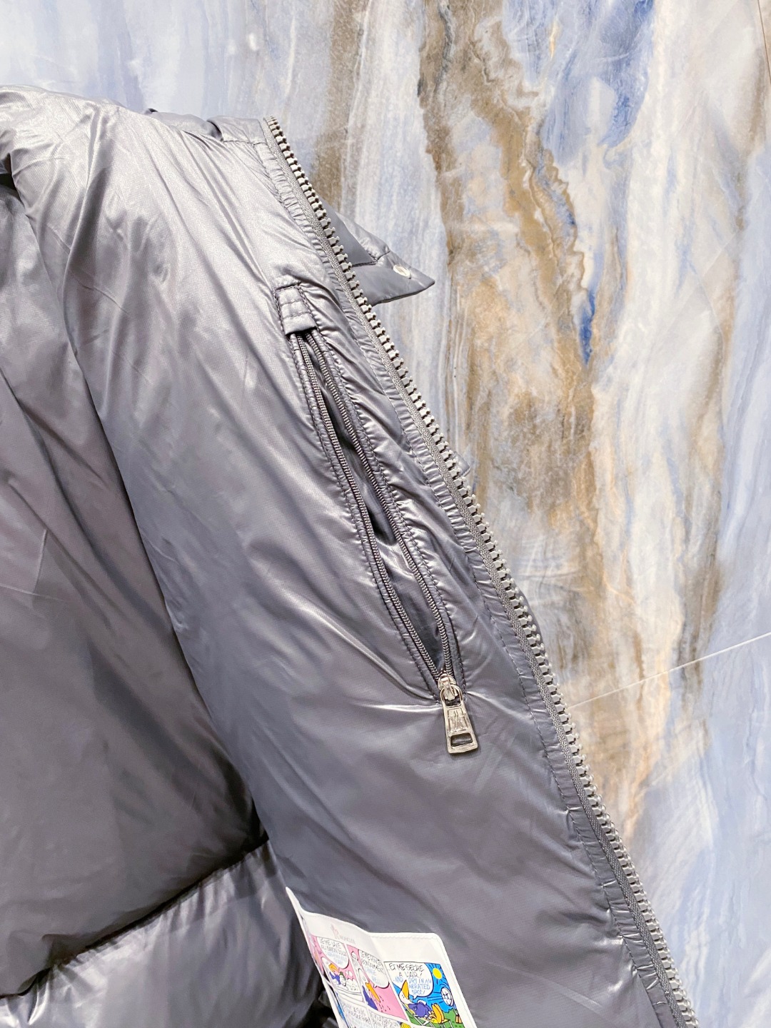 Moncler 蒙口2025秋冬新品发布，蒙口最新款亮光羽绒出货，柜上同步，面料及辅料全部订制，帽子可脱