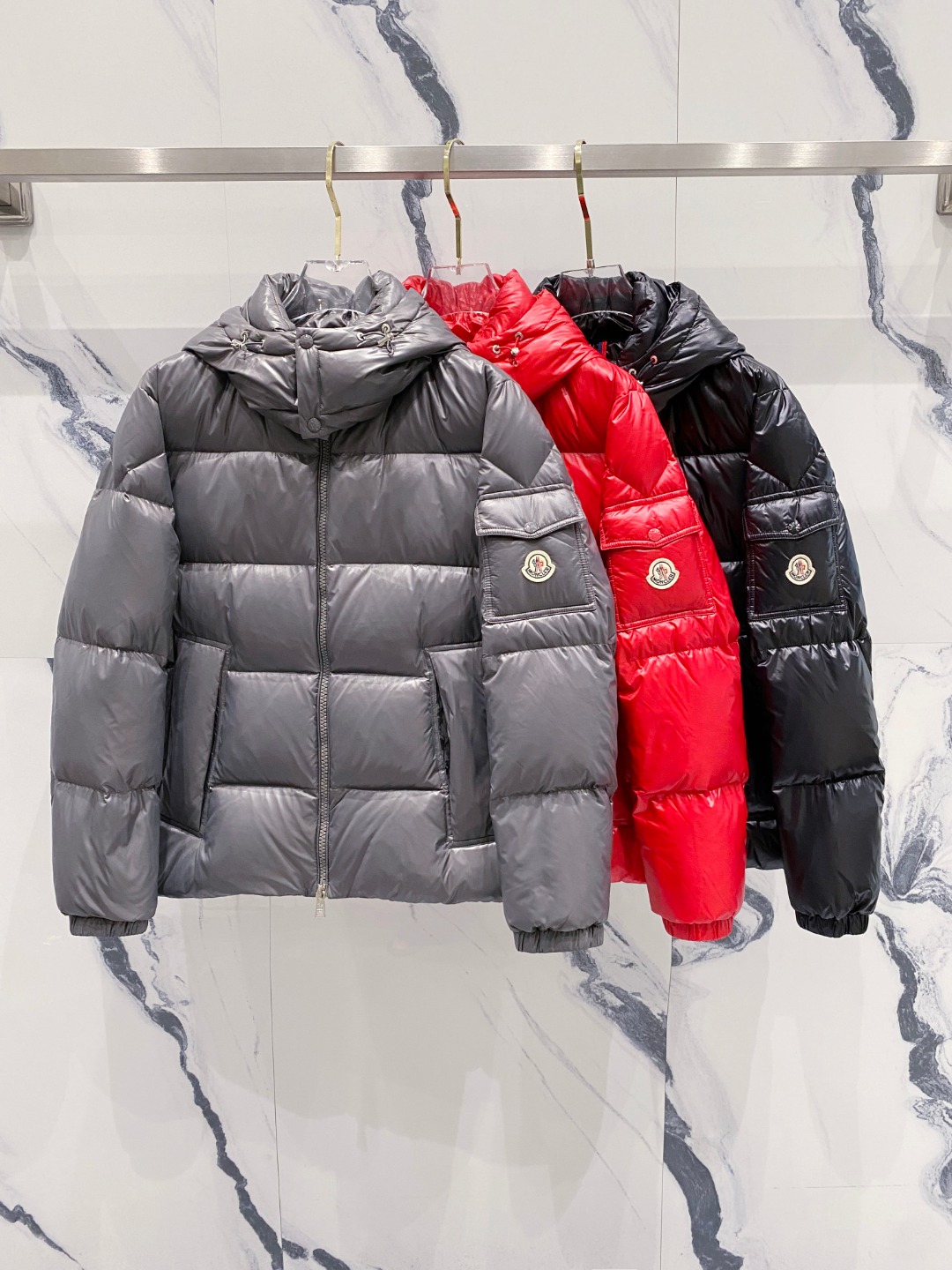 Moncler 蒙口2025秋冬新品发布，蒙口最新款亮光羽绒出货，柜上同步，面料及辅料全部订制，帽子可脱