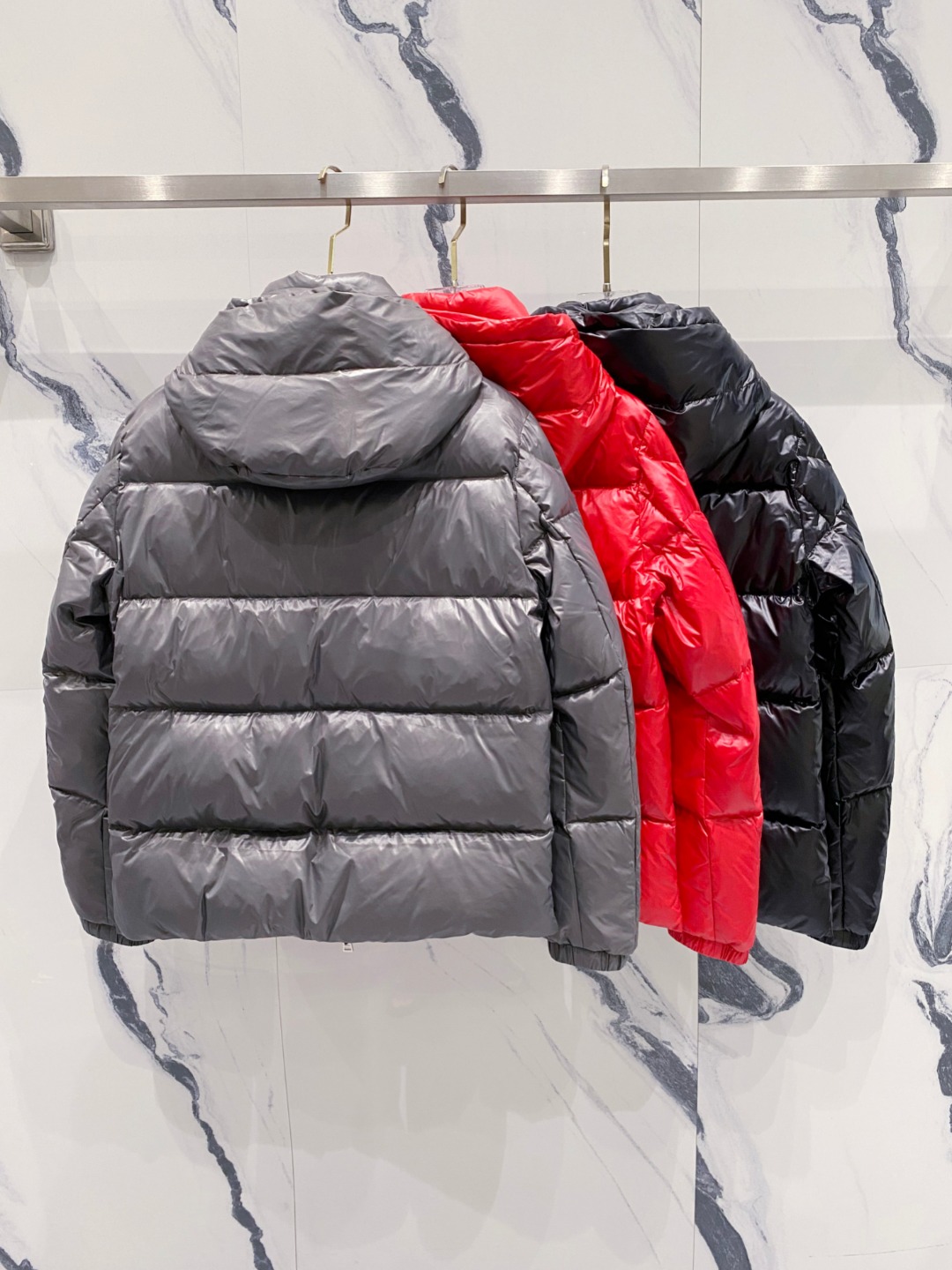 Moncler 蒙口2025秋冬新品发布，蒙口最新款亮光羽绒出货，柜上同步，面料及辅料全部订制，帽子可脱