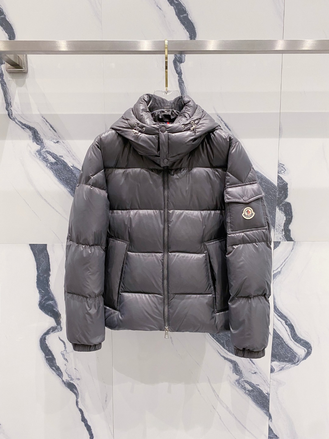 Moncler 蒙口2025秋冬新品发布，蒙口最新款亮光羽绒出货，柜上同步，面料及辅料全部订制，帽子可脱