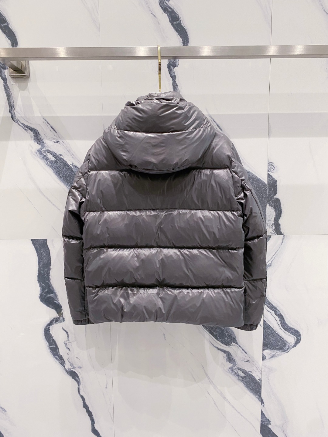 Moncler 蒙口2025秋冬新品发布，蒙口最新款亮光羽绒出货，柜上同步，面料及辅料全部订制，帽子可脱