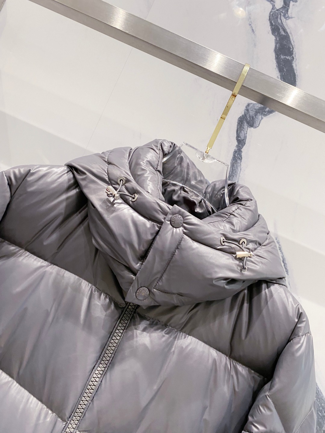 Moncler 蒙口2025秋冬新品发布，蒙口最新款亮光羽绒出货，柜上同步，面料及辅料全部订制，帽子可脱