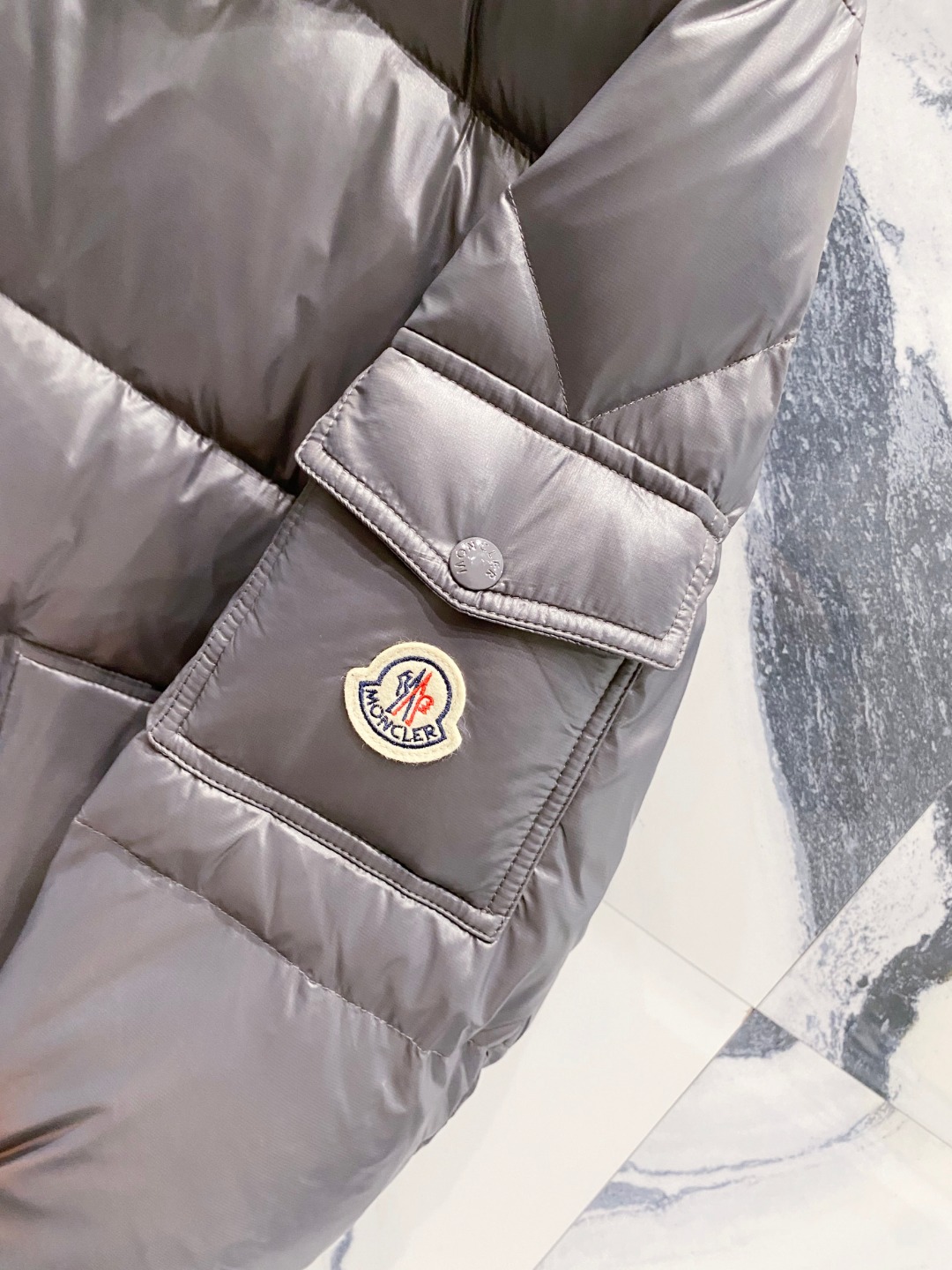 Moncler 蒙口2025秋冬新品发布，蒙口最新款亮光羽绒出货，柜上同步，面料及辅料全部订制，帽子可脱