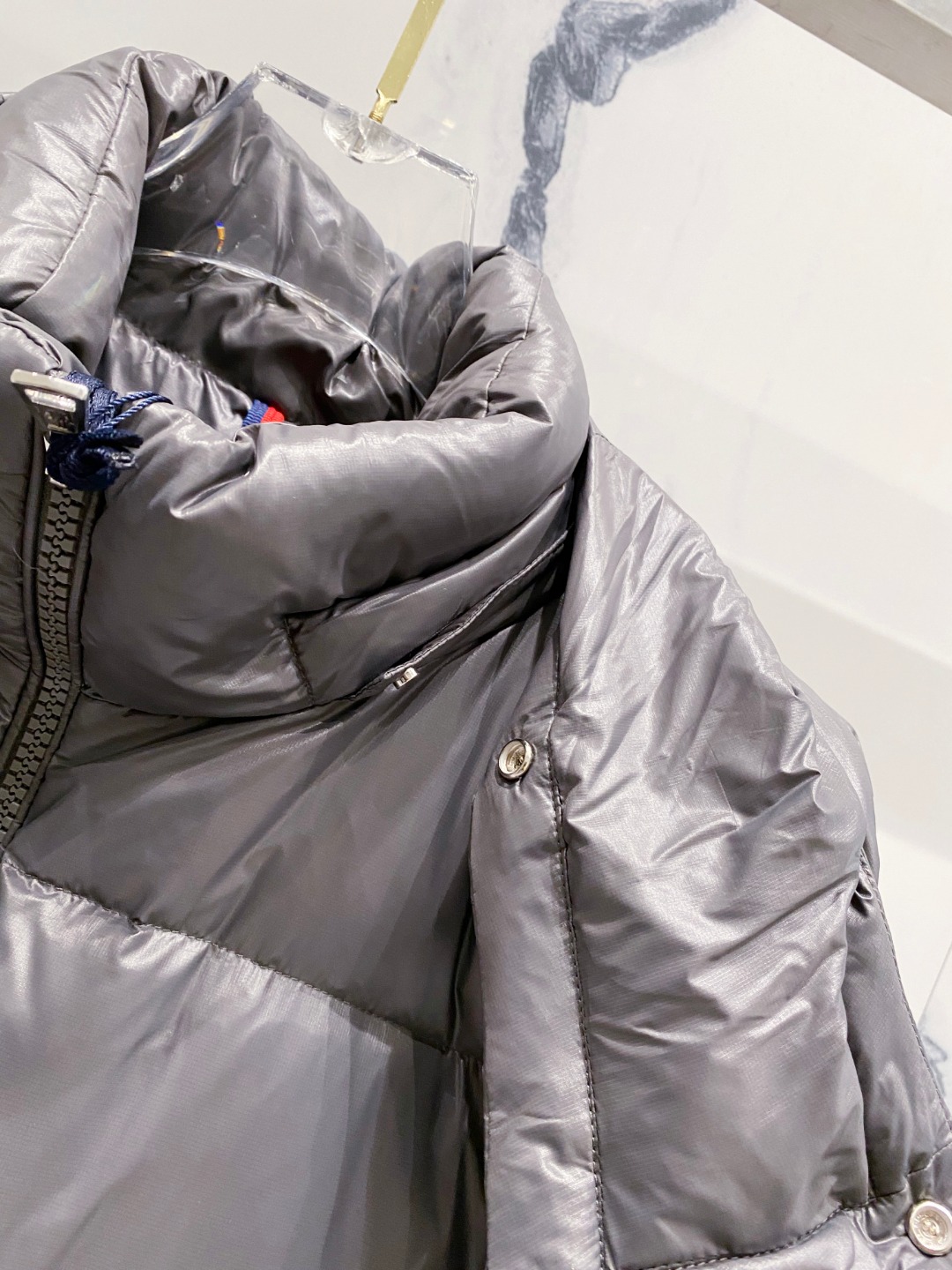Moncler 蒙口2025秋冬新品发布，蒙口最新款亮光羽绒出货，柜上同步，面料及辅料全部订制，帽子可脱