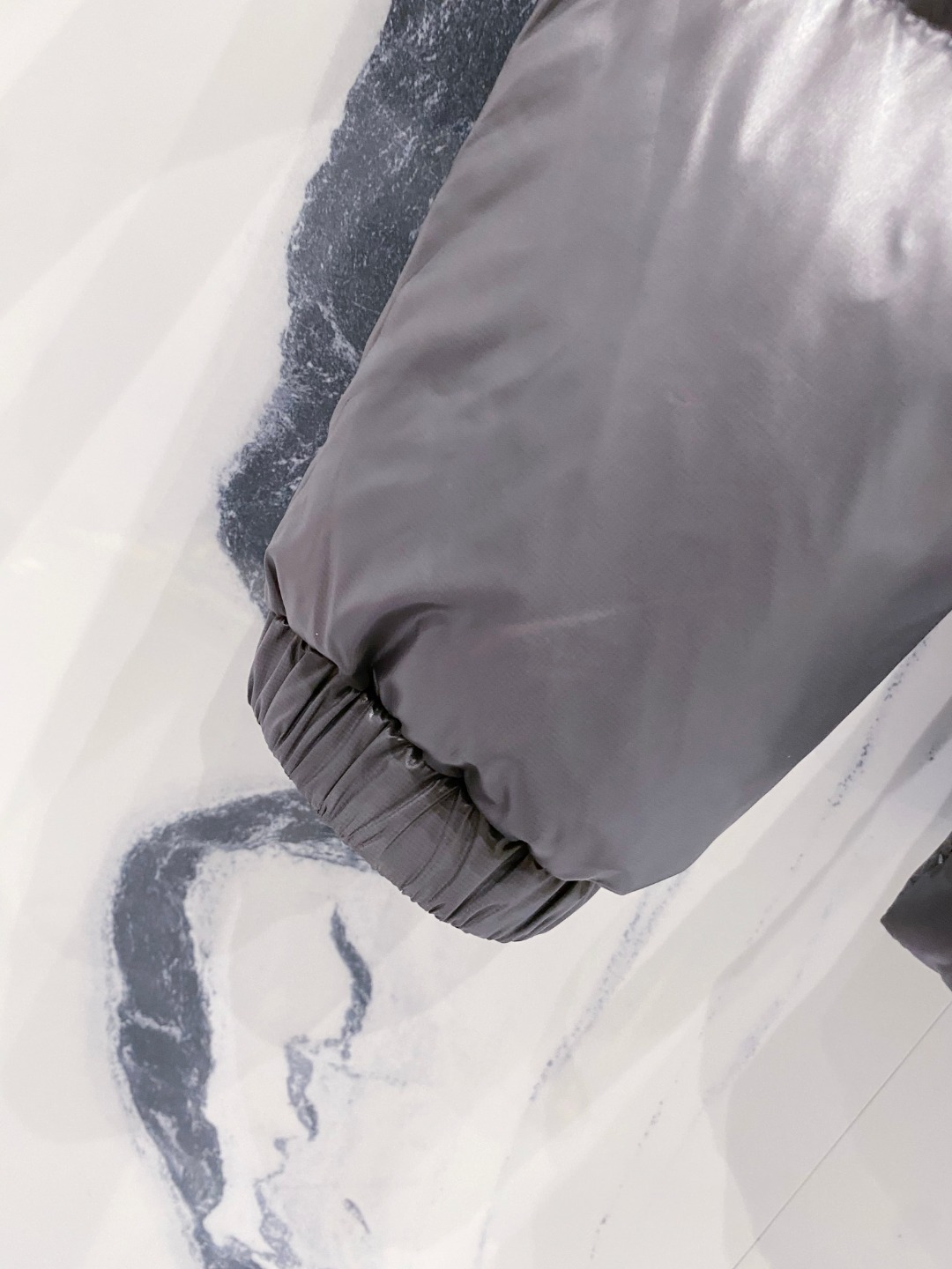 Moncler 蒙口2025秋冬新品发布，蒙口最新款亮光羽绒出货，柜上同步，面料及辅料全部订制，帽子可脱