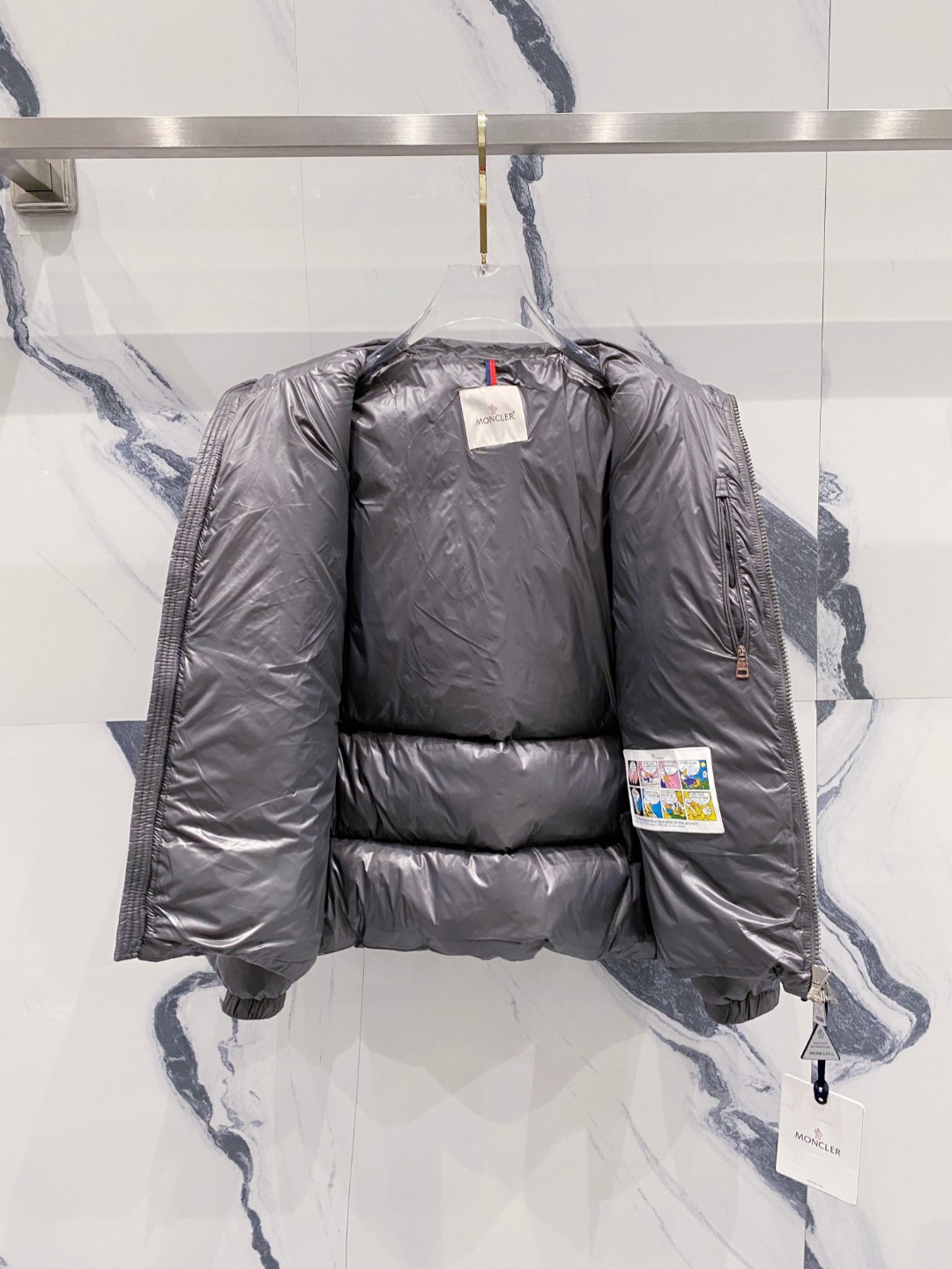 Moncler 蒙口2025秋冬新品发布，蒙口最新款亮光羽绒出货，柜上同步，面料及辅料全部订制，帽子可脱