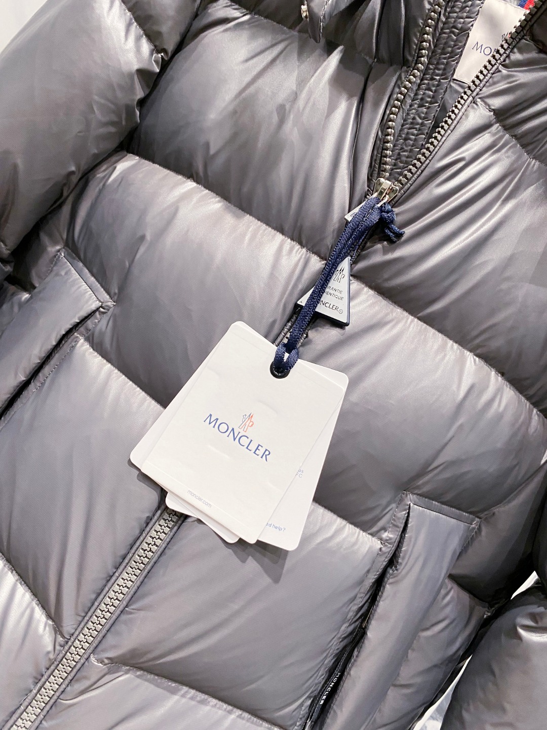 Moncler 蒙口2025秋冬新品发布，蒙口最新款亮光羽绒出货，柜上同步，面料及辅料全部订制，帽子可脱