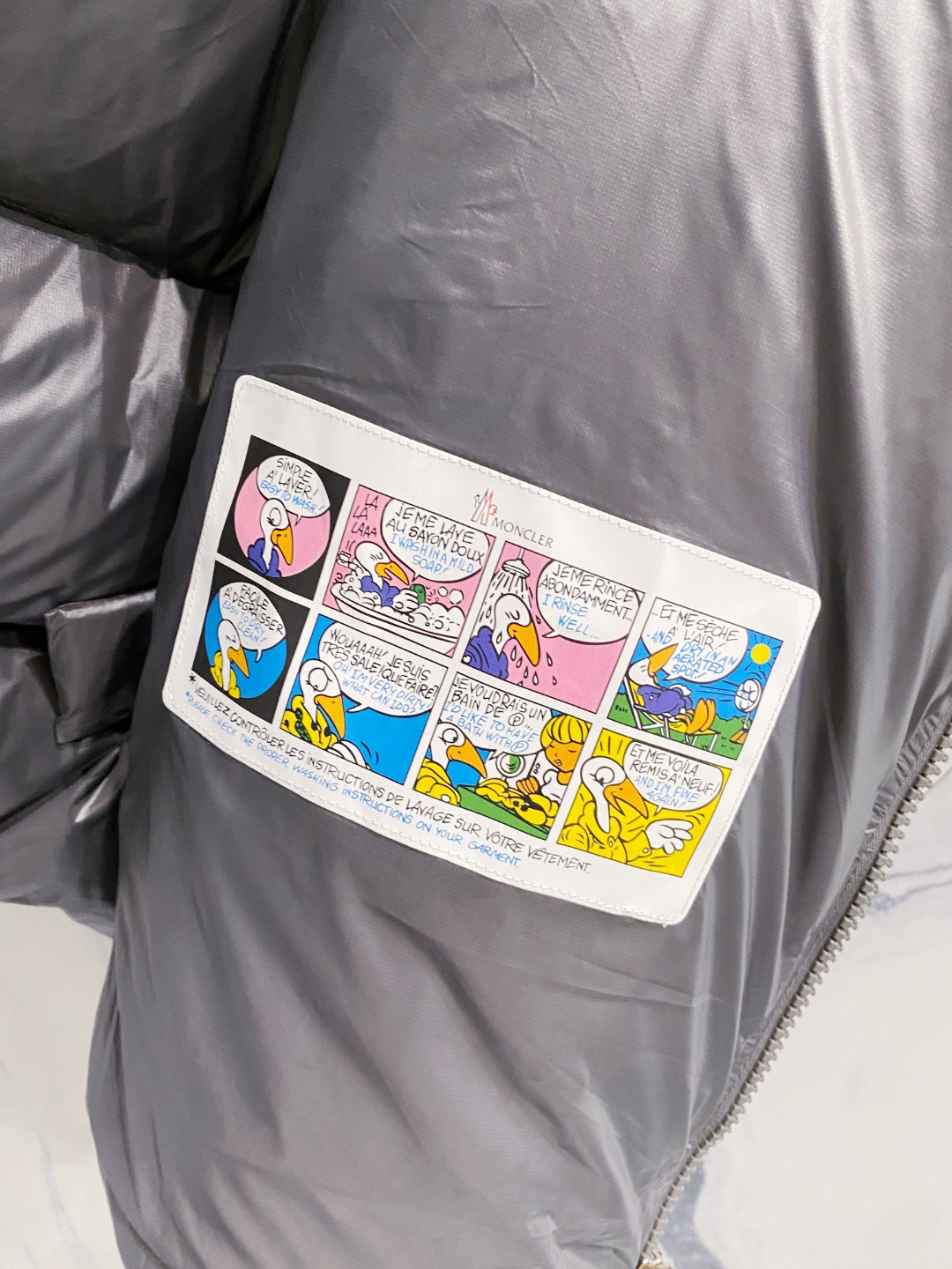 Moncler 蒙口2025秋冬新品发布，蒙口最新款亮光羽绒出货，柜上同步，面料及辅料全部订制，帽子可脱