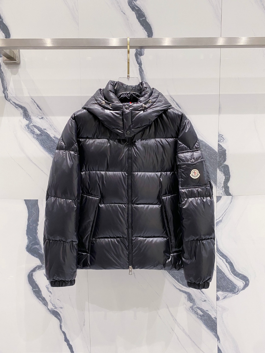 Moncler 蒙口2025秋冬新品发布，蒙口最新款亮光羽绒出货，柜上同步，面料及辅料全部订制，帽子可脱