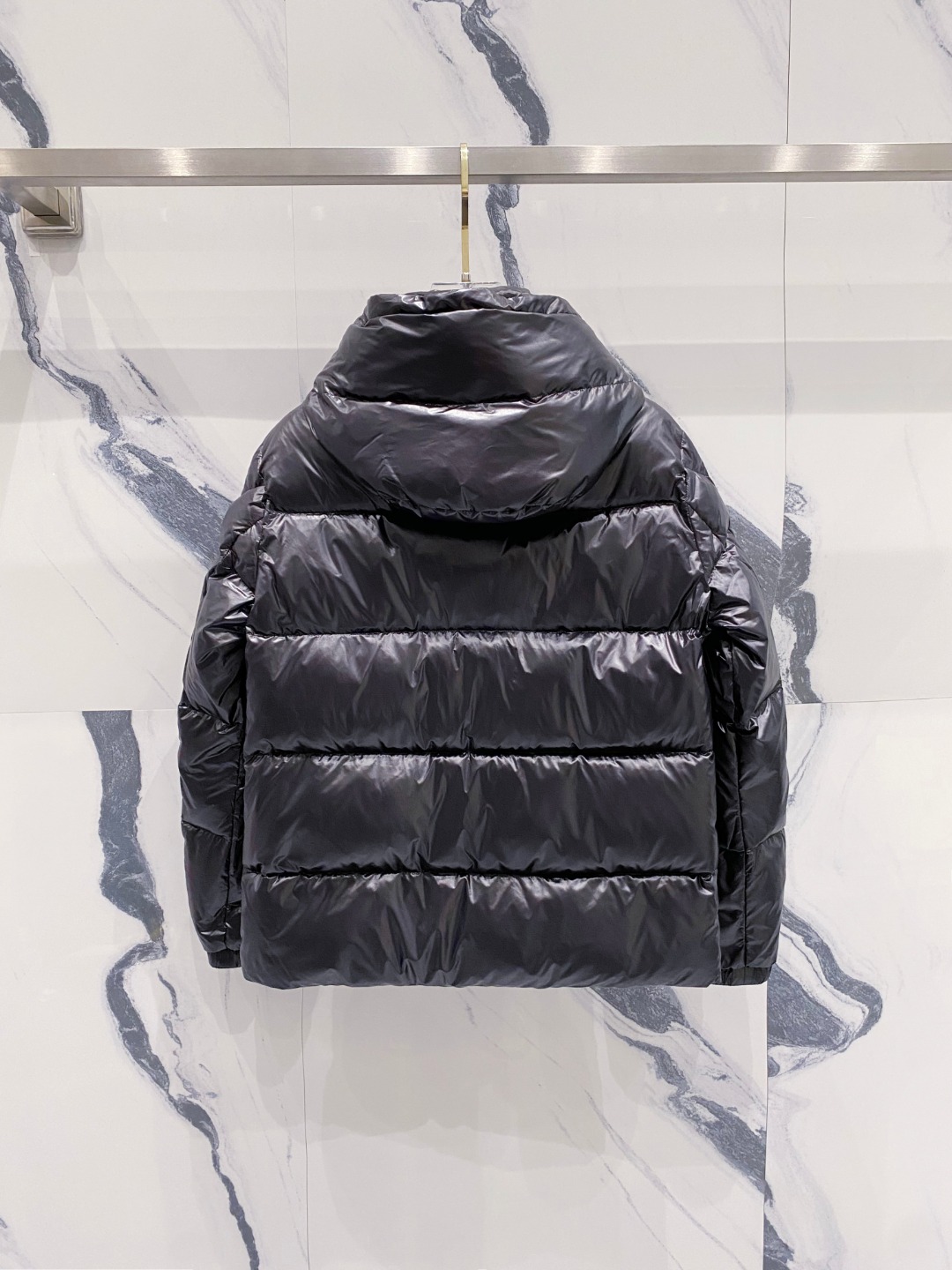 Moncler 蒙口2025秋冬新品发布，蒙口最新款亮光羽绒出货，柜上同步，面料及辅料全部订制，帽子可脱