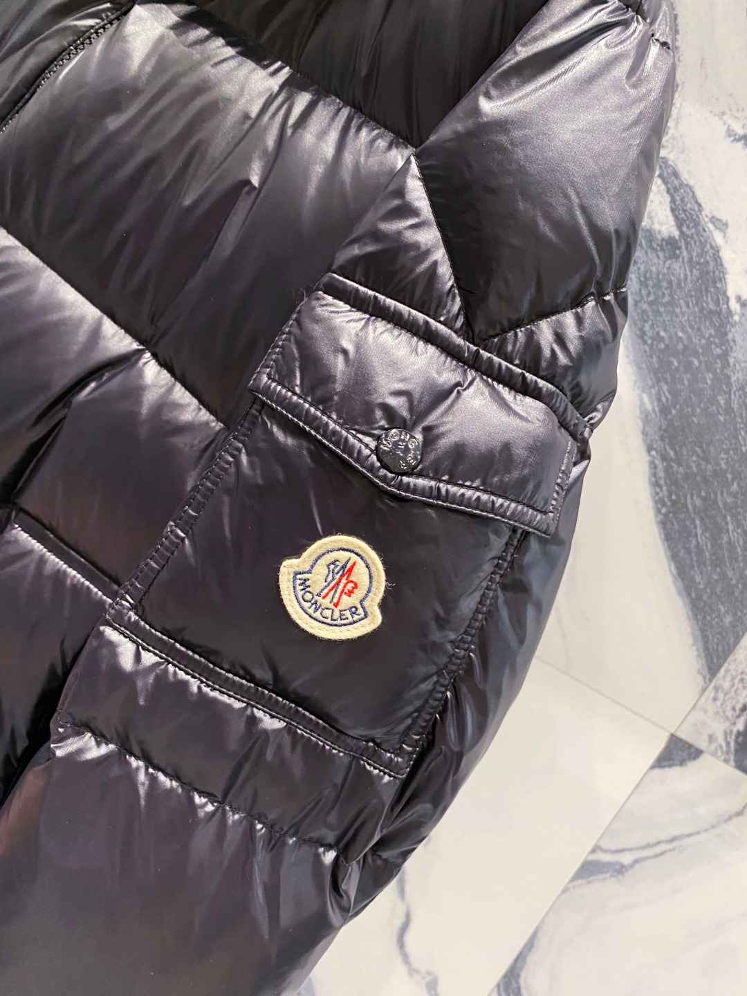 Moncler 蒙口2025秋冬新品发布，蒙口最新款亮光羽绒出货，柜上同步，面料及辅料全部订制，帽子可脱