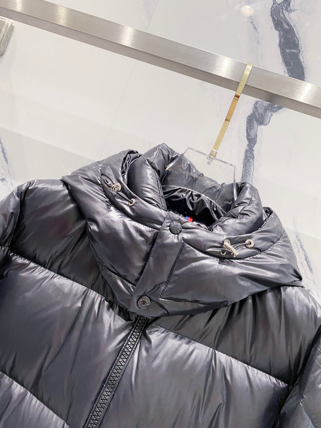 Moncler 蒙口2025秋冬新品发布，蒙口最新款亮光羽绒出货，柜上同步，面料及辅料全部订制，帽子可脱
