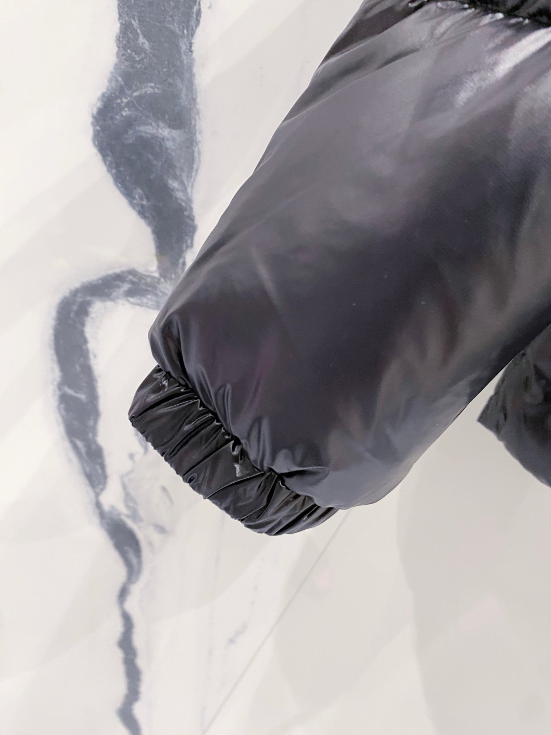 Moncler 蒙口2025秋冬新品发布，蒙口最新款亮光羽绒出货，柜上同步，面料及辅料全部订制，帽子可脱