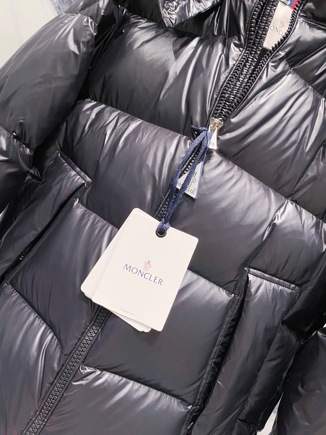 Moncler 蒙口2025秋冬新品发布，蒙口最新款亮光羽绒出货，柜上同步，面料及辅料全部订制，帽子可脱