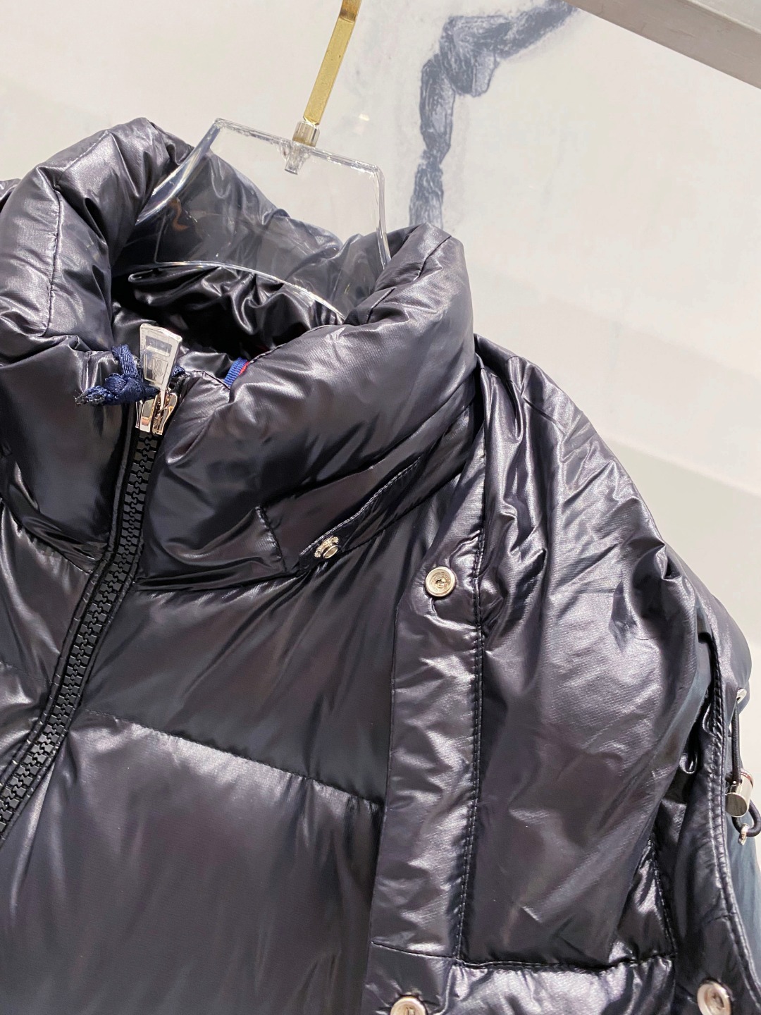 Moncler 蒙口2025秋冬新品发布，蒙口最新款亮光羽绒出货，柜上同步，面料及辅料全部订制，帽子可脱