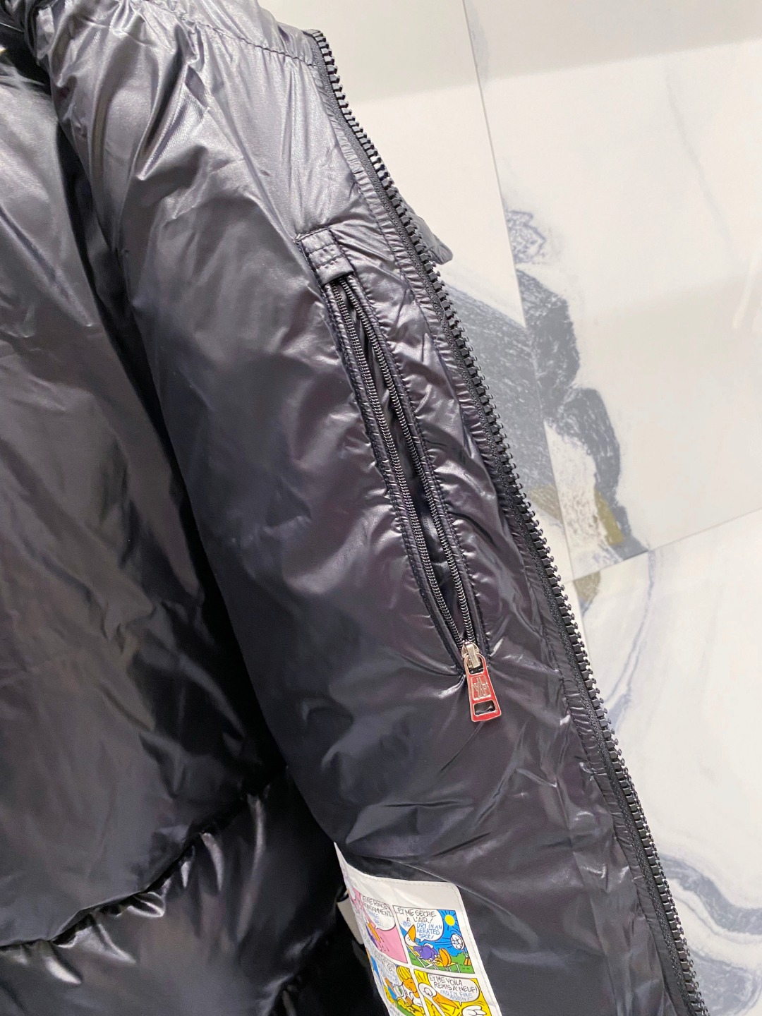 Moncler 蒙口2025秋冬新品发布，蒙口最新款亮光羽绒出货，柜上同步，面料及辅料全部订制，帽子可脱