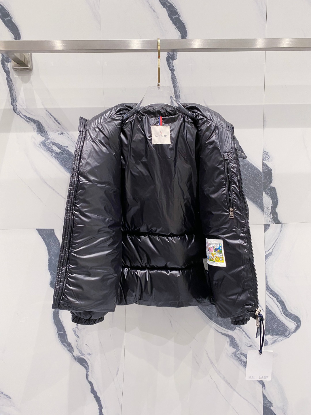Moncler 蒙口2025秋冬新品发布，蒙口最新款亮光羽绒出货，柜上同步，面料及辅料全部订制，帽子可脱