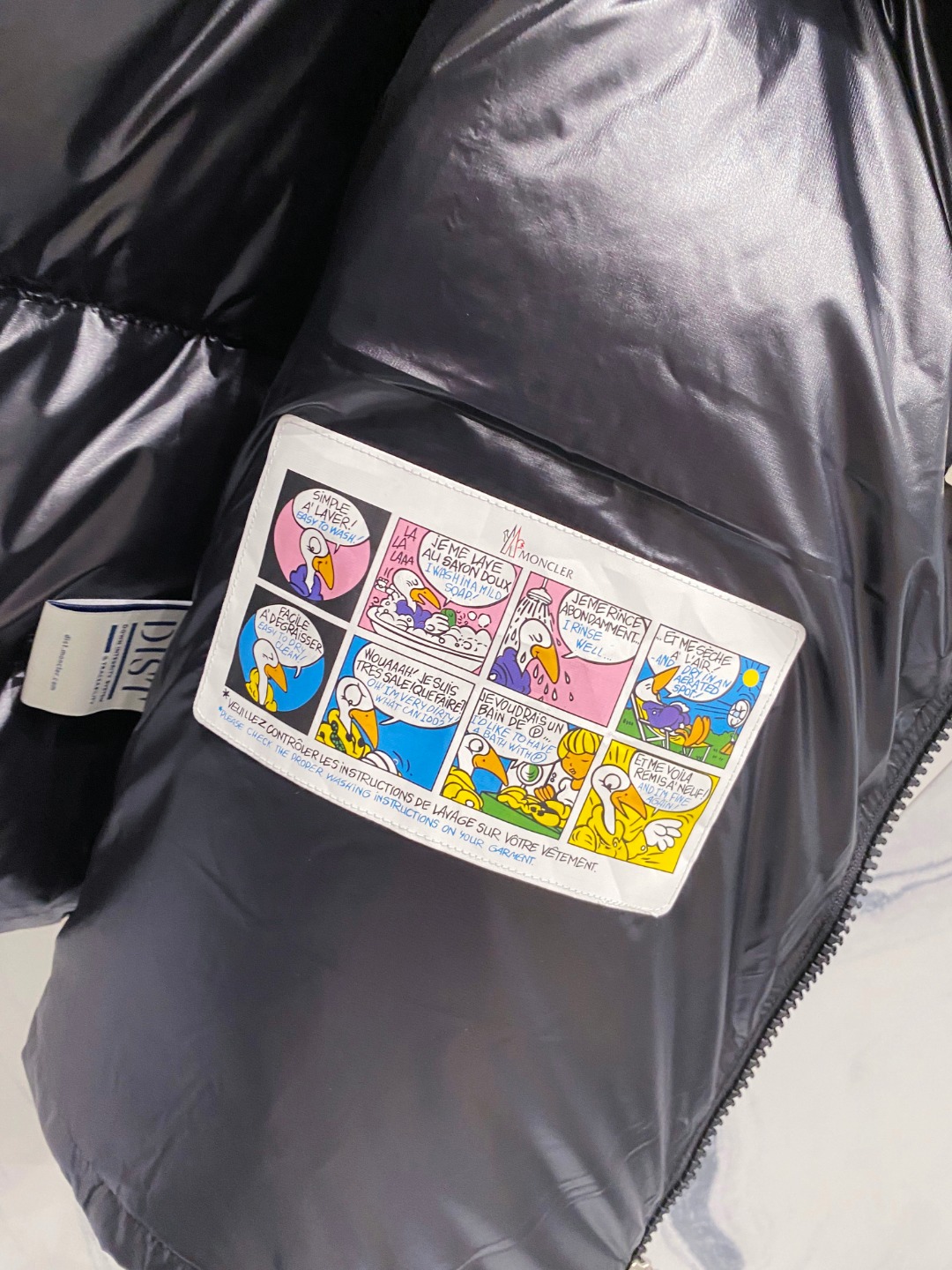 Moncler 蒙口2025秋冬新品发布，蒙口最新款亮光羽绒出货，柜上同步，面料及辅料全部订制，帽子可脱