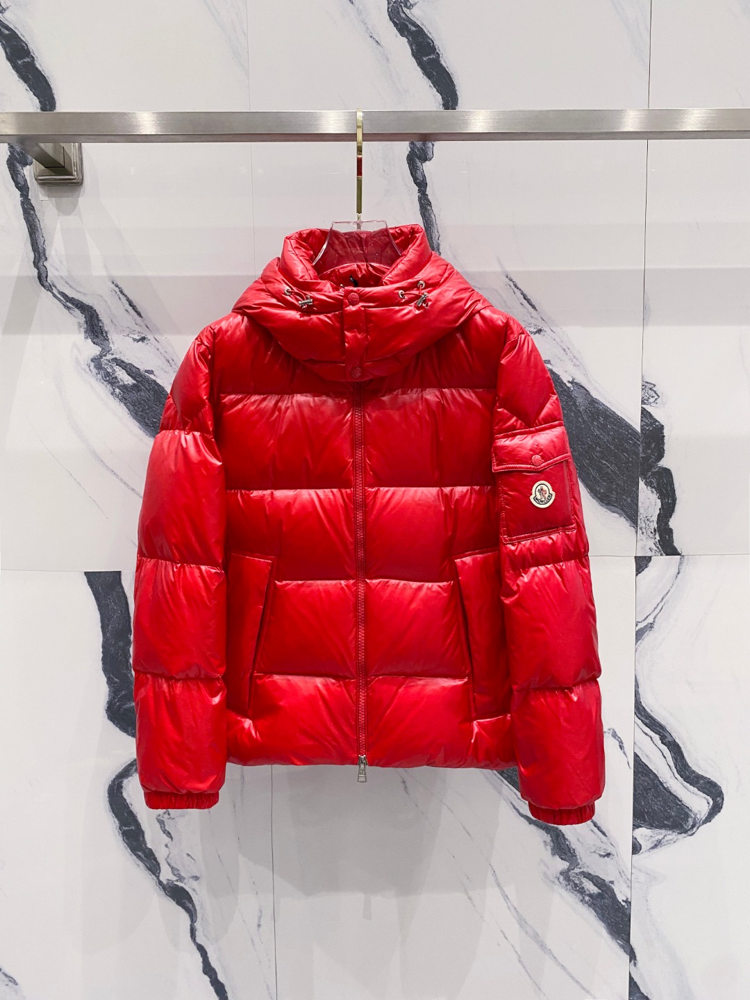 Moncler 蒙口2025秋冬新品发布，蒙口最新款亮光羽绒出货，柜上同步，面料及辅料全部订制，帽子可脱