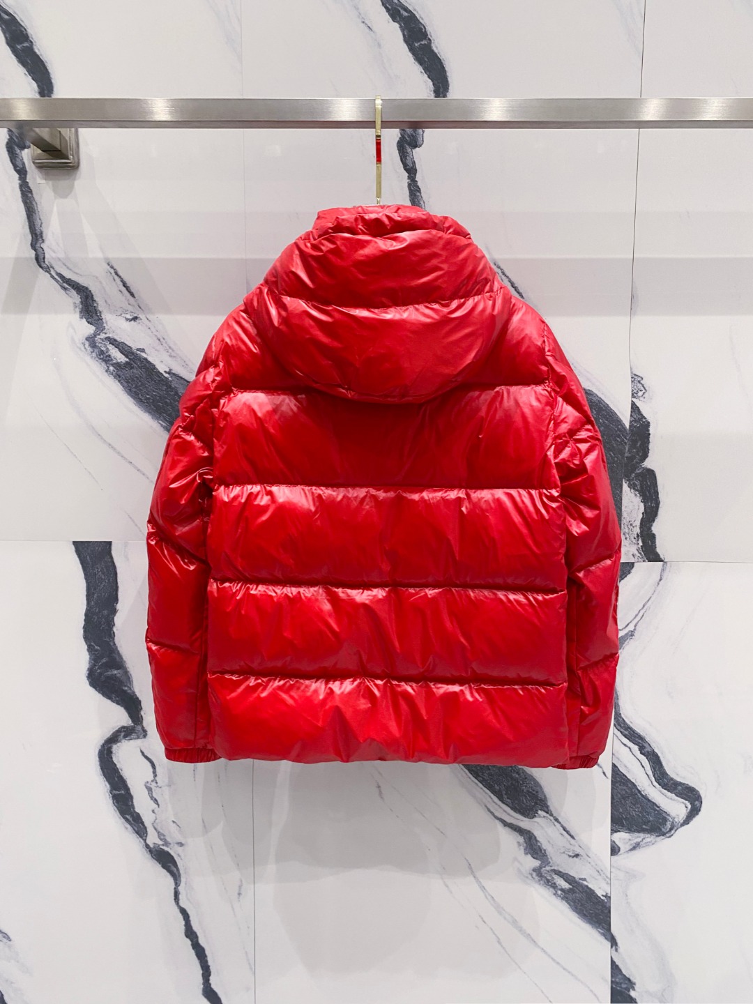 Moncler 蒙口2025秋冬新品发布，蒙口最新款亮光羽绒出货，柜上同步，面料及辅料全部订制，帽子可脱