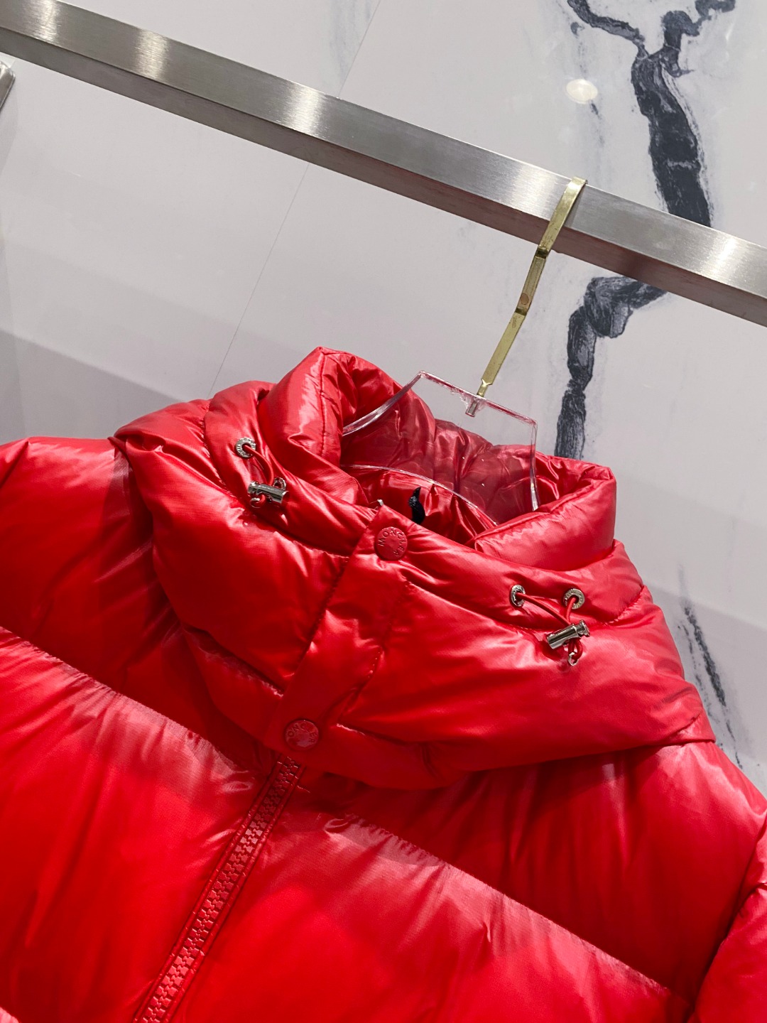 Moncler 蒙口2025秋冬新品发布，蒙口最新款亮光羽绒出货，柜上同步，面料及辅料全部订制，帽子可脱