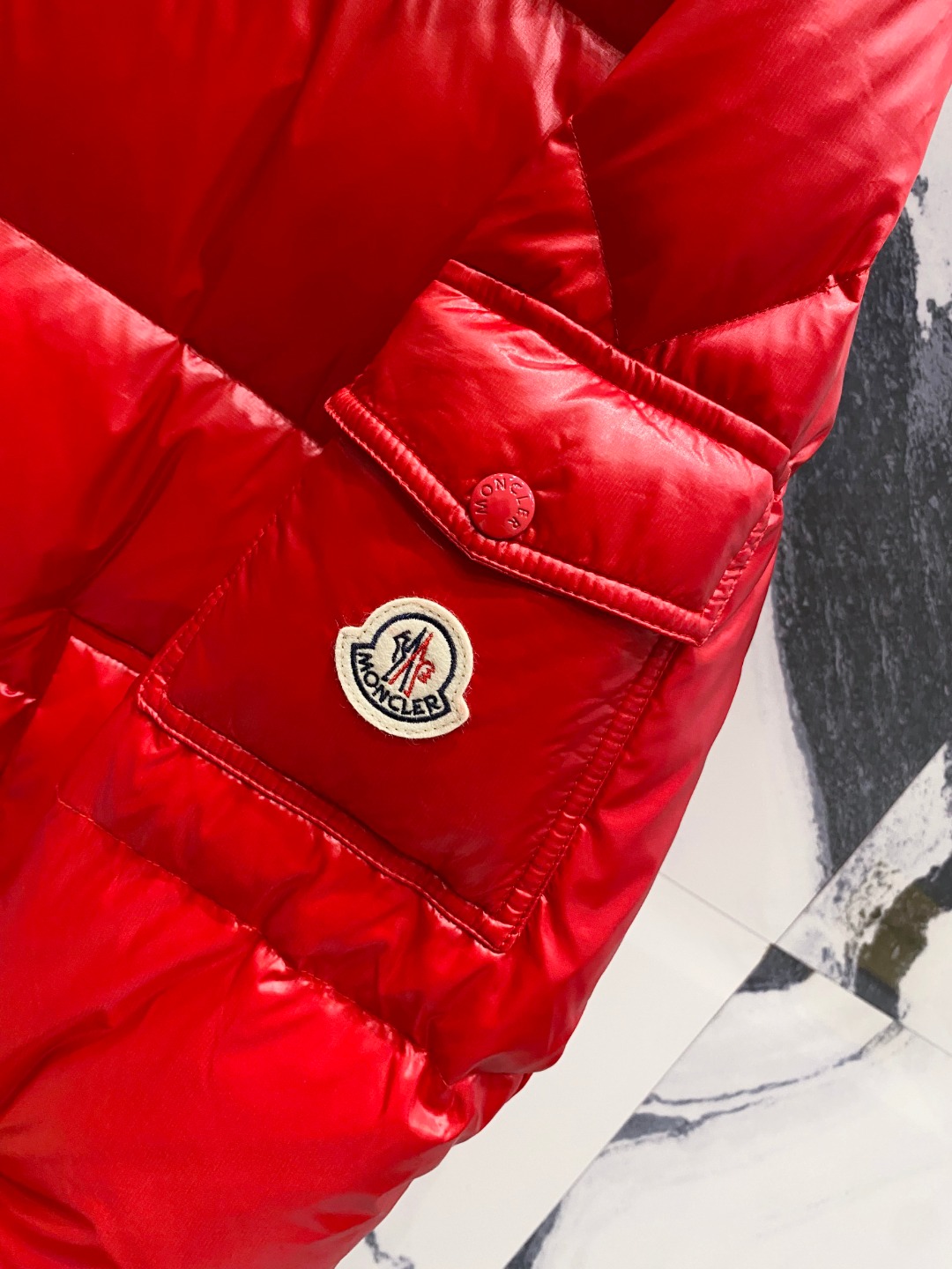 Moncler 蒙口2025秋冬新品发布，蒙口最新款亮光羽绒出货，柜上同步，面料及辅料全部订制，帽子可脱