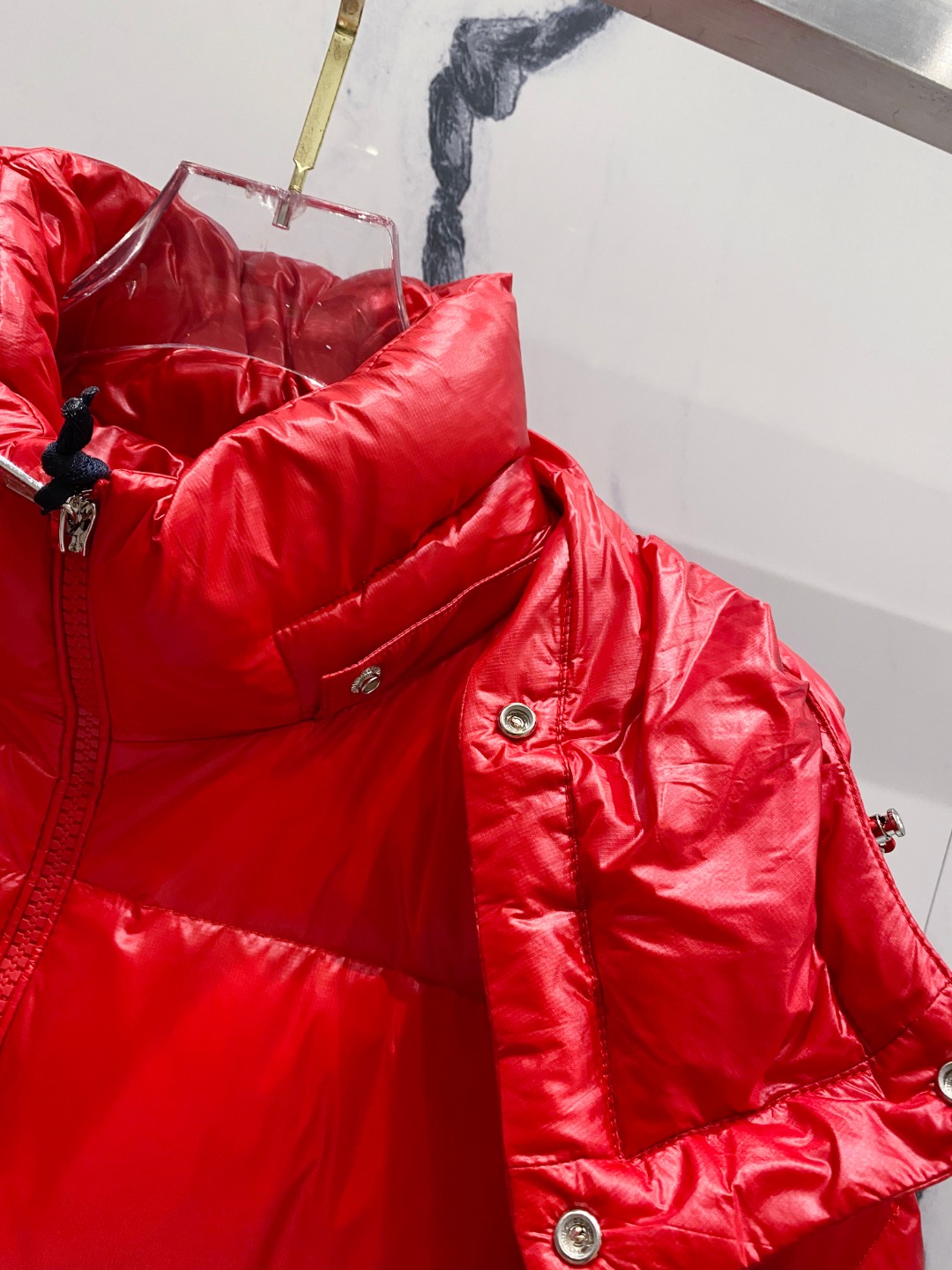 Moncler 蒙口2025秋冬新品发布，蒙口最新款亮光羽绒出货，柜上同步，面料及辅料全部订制，帽子可脱