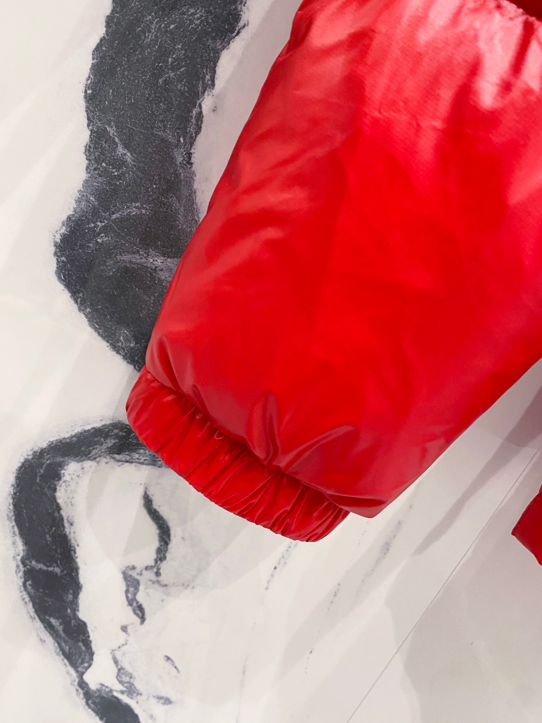 Moncler 蒙口2025秋冬新品发布，蒙口最新款亮光羽绒出货，柜上同步，面料及辅料全部订制，帽子可脱