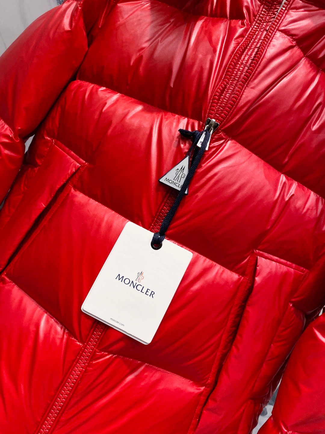 Moncler 蒙口2025秋冬新品发布，蒙口最新款亮光羽绒出货，柜上同步，面料及辅料全部订制，帽子可脱