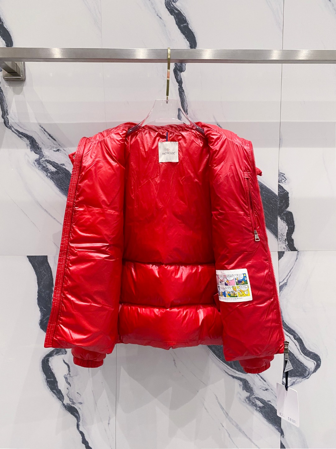 Moncler 蒙口2025秋冬新品发布，蒙口最新款亮光羽绒出货，柜上同步，面料及辅料全部订制，帽子可脱