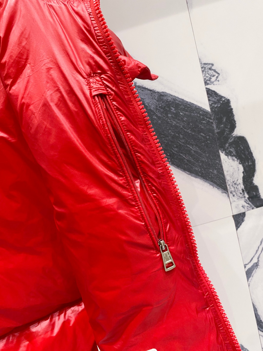 Moncler 蒙口2025秋冬新品发布，蒙口最新款亮光羽绒出货，柜上同步，面料及辅料全部订制，帽子可脱