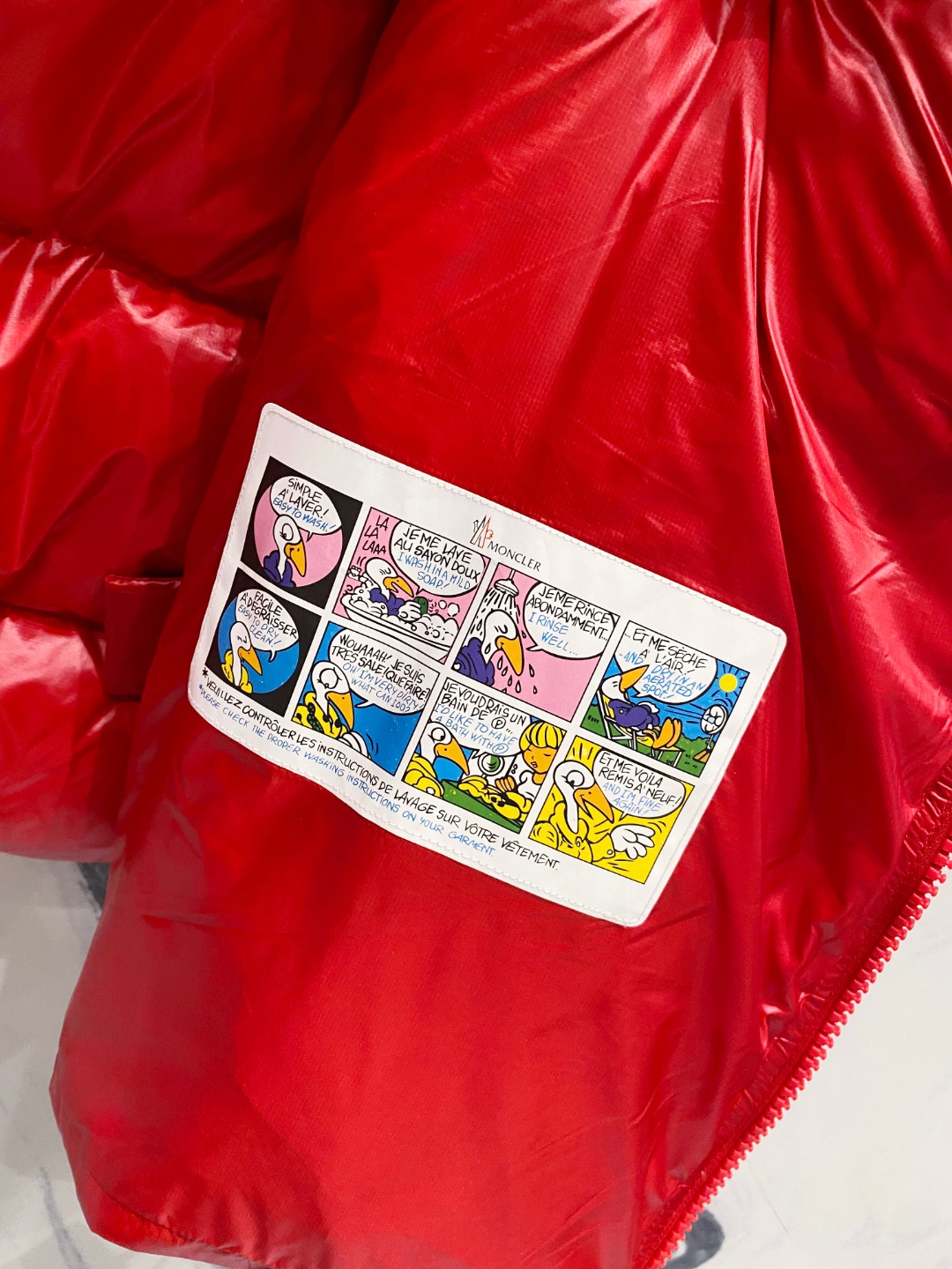 Moncler 蒙口2025秋冬新品发布，蒙口最新款亮光羽绒出货，柜上同步，面料及辅料全部订制，帽子可脱