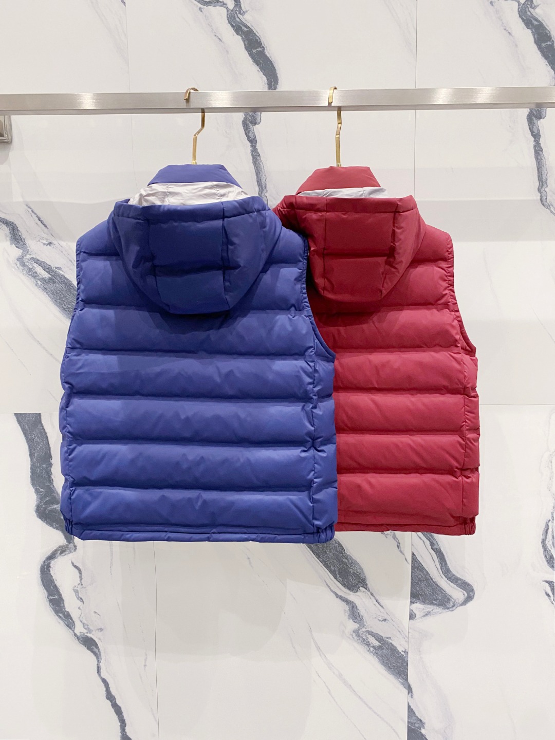 25秋冬新品发布，BC新款羽绒马甲出货，帽子可完全拆卸成立领，所有面料及辅料原版开模订制，质感超强，码数