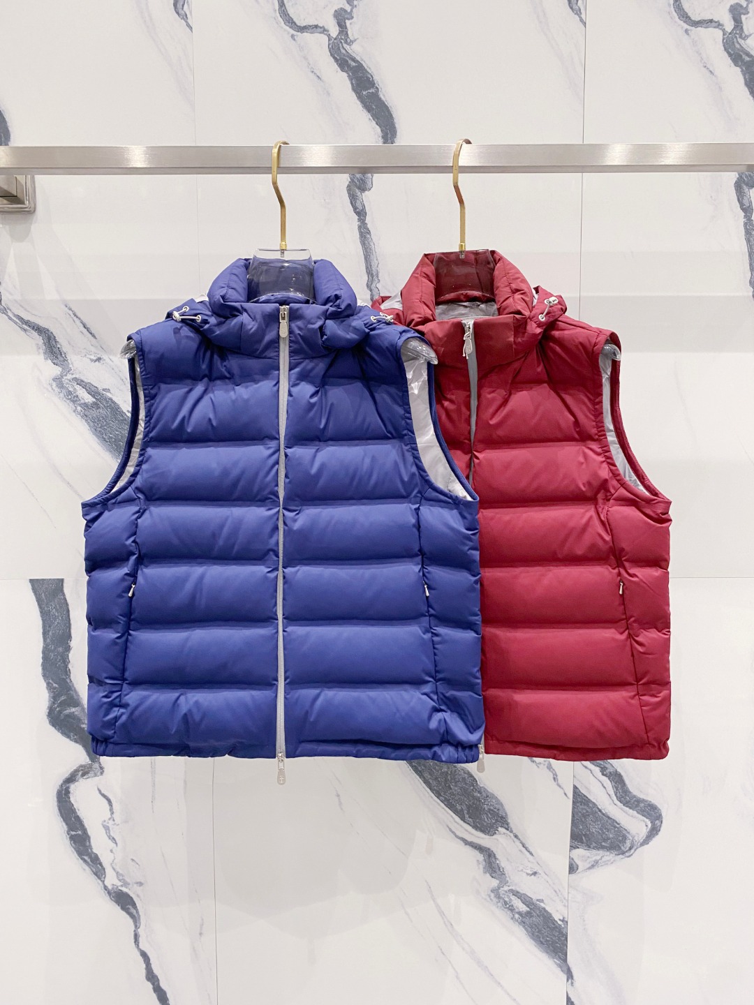 25秋冬新品发布，BC新款羽绒马甲出货，帽子可完全拆卸成立领，所有面料及辅料原版开模订制，质感超强，码数