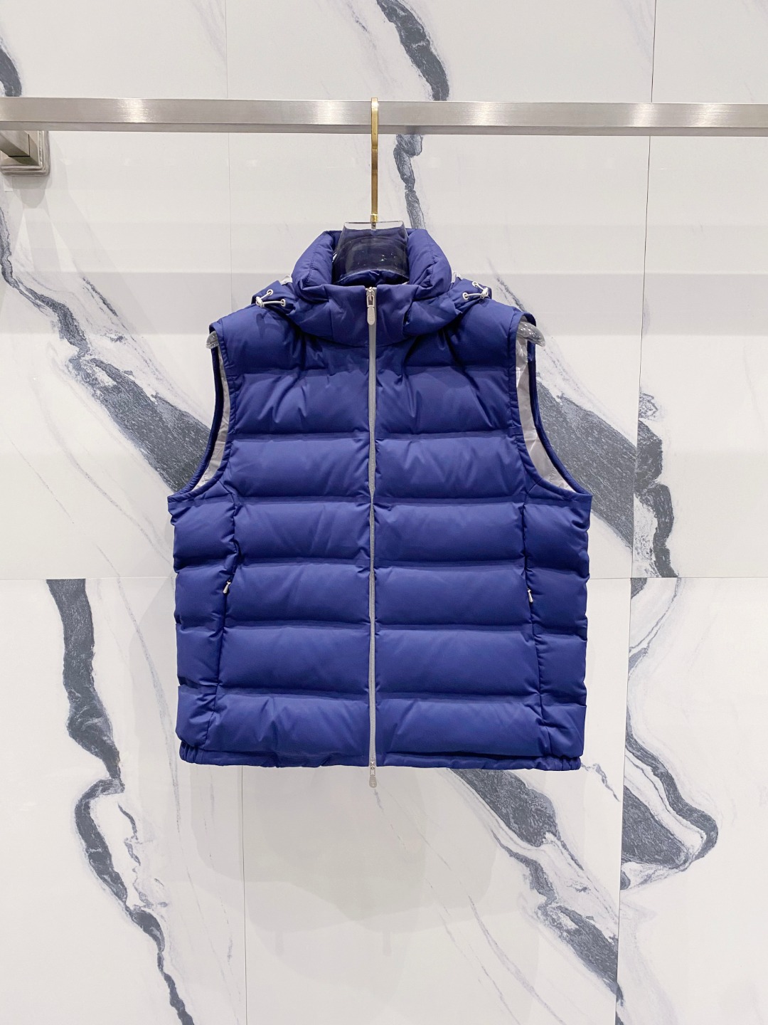 25秋冬新品发布，BC新款羽绒马甲出货，帽子可完全拆卸成立领，所有面料及辅料原版开模订制，质感超强，码数