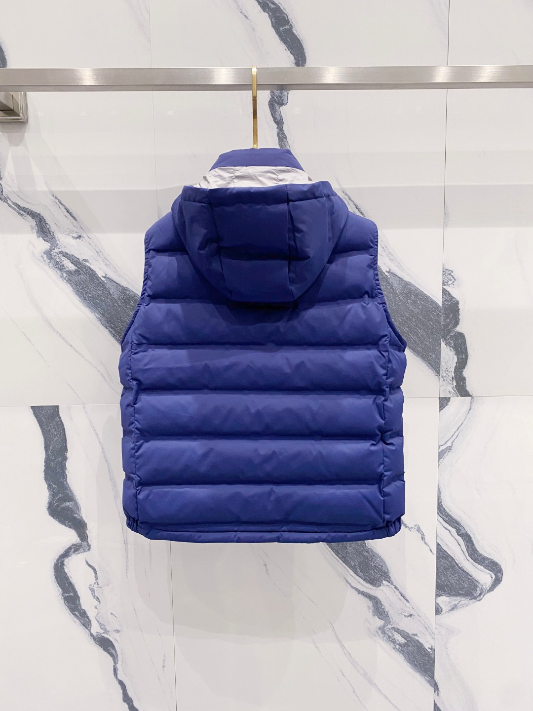 25秋冬新品发布，BC新款羽绒马甲出货，帽子可完全拆卸成立领，所有面料及辅料原版开模订制，质感超强，码数