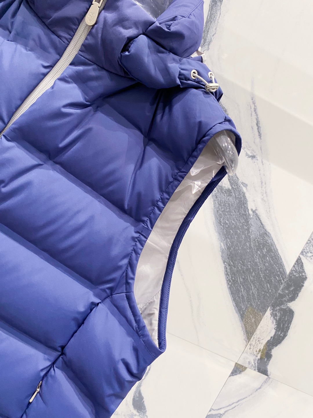 25秋冬新品发布，BC新款羽绒马甲出货，帽子可完全拆卸成立领，所有面料及辅料原版开模订制，质感超强，码数