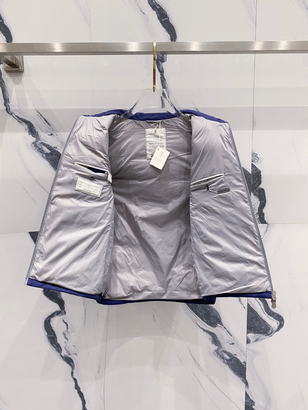 25秋冬新品发布，BC新款羽绒马甲出货，帽子可完全拆卸成立领，所有面料及辅料原版开模订制，质感超强，码数