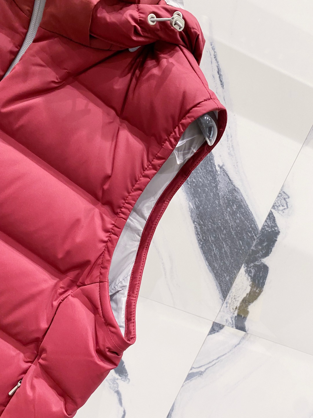 25秋冬新品发布，BC新款羽绒马甲出货，帽子可完全拆卸成立领，所有面料及辅料原版开模订制，质感超强，码数